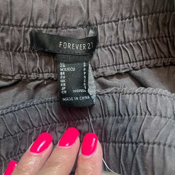 FOREVER 21 Drawstring Cargo Joggers size S -NWT - Picture 7 of 7